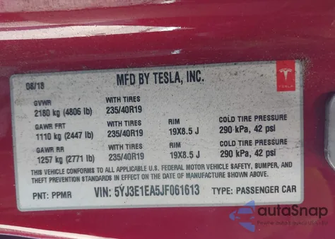 2018 Tesla Model 3 Long Range/Mid Range z USA, uszkodzony, nr VIN 5YJ3E1EA5JF061613